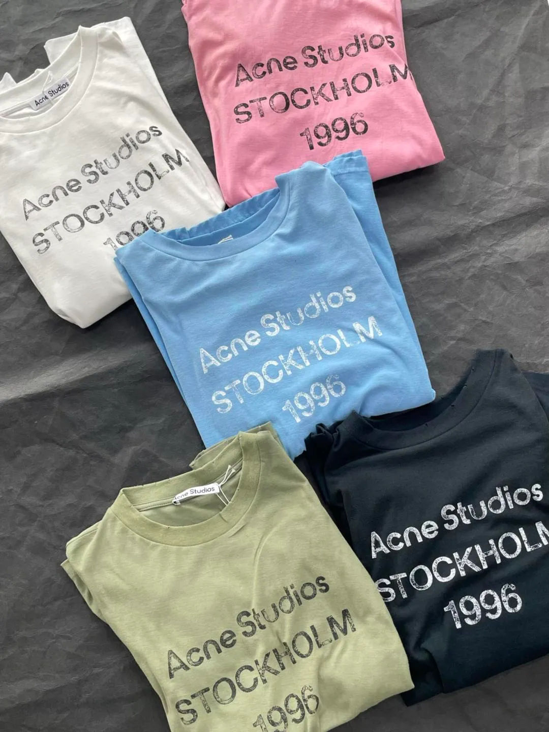 90 Acne All-Star Model A Global Series slub cotton material, Retro washed and distressed long-sleeved T-shirt with printed letters, made of slub cotton super soft fabric with excellent breathability. After washing process, the chest part is made to have a dirty feel, and the lower part shows a gradient effect, giving the clothes a natural and slightly see-through Retro style. The collar, hem and cuffs are slightly frayed to better fit the overall tone. The distressed and cracked printed letters on the chest indicate the location of the brand and headquarters and the year of establishment. It has a very basic but not monotonous design concept. It seems simple but full of trendy and fashionable charm. The overall style continues the neutral atmosphere of A. The loose-fitting wearing experience for men and women is also very friendly to the figure. It is very nice whether worn alone or as an inner layer. Grams of washed slub cotton Black, White, Pink, Green, Dark Blue, Light Blue S M L XL (chest 64, length 74.5, sleeve length 70.5, shoulder width 56) Recommended for 170cm and below, weight 80-130kg S, 170-175cm, weight 130-150kg M, 175-180cm, weight 150-170kg L, 180-185cm, weight 170-190kg XL